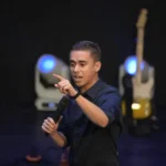 Adriane Galisteu faz ensaio de Carnaval no metrô do Rio de Janeiro