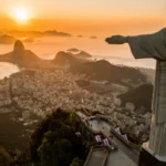 Motor de avião pega fogo no ar após choque com pássaro; vídeo