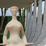 Quatro pessoas mortas em esfaqueamento nos EUA; criança luta pela vida