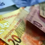 Dólar perde força com ‘Sell America’ e incertezas geradas por governo Trump, diz Itaú