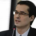 É melhor desligar a televisão da tomada ou deixá-la no modo standby?