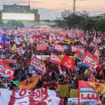 Flávio faz visita ao pai em prisão domiciliar e recebe apoios em SP