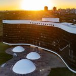 Brasileiro Gabriel Wickbold celebra 20 anos de arte com mostra na Suíça