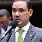 Criança de 2 anos é encontrada morta a tiros ao lado do pai em MG